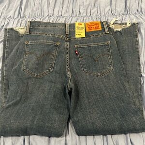 Levi’s 724 high rise straight leg crop 
Distressed